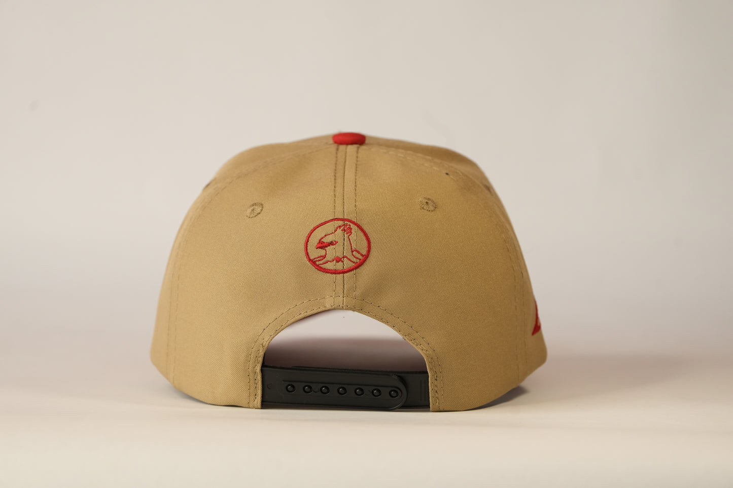 Gorra Spizaetus en relieve – roja y beige
