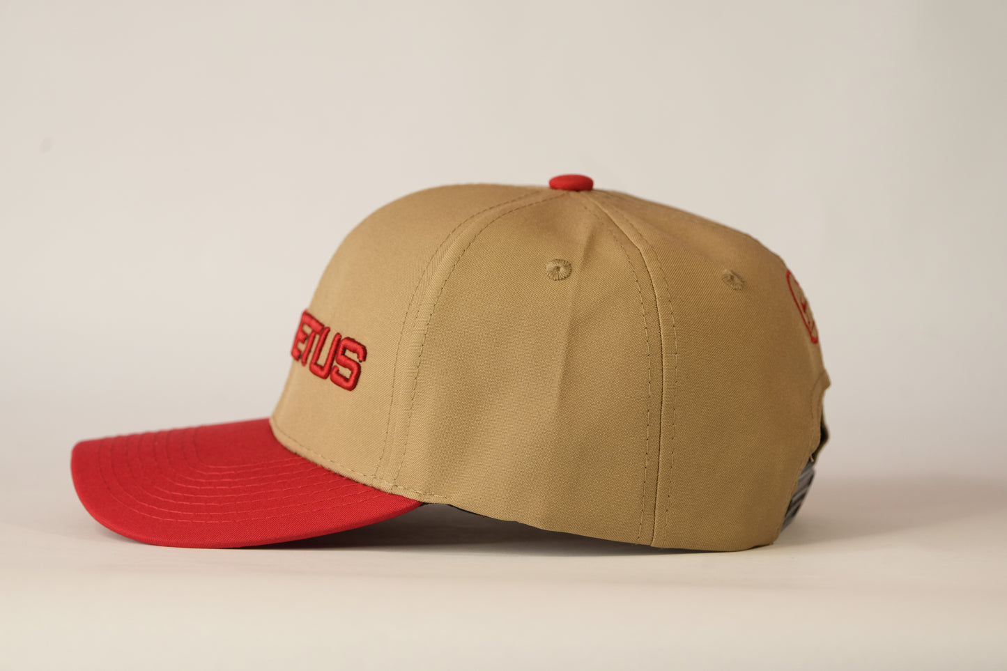 Gorra Spizaetus en relieve – roja y beige