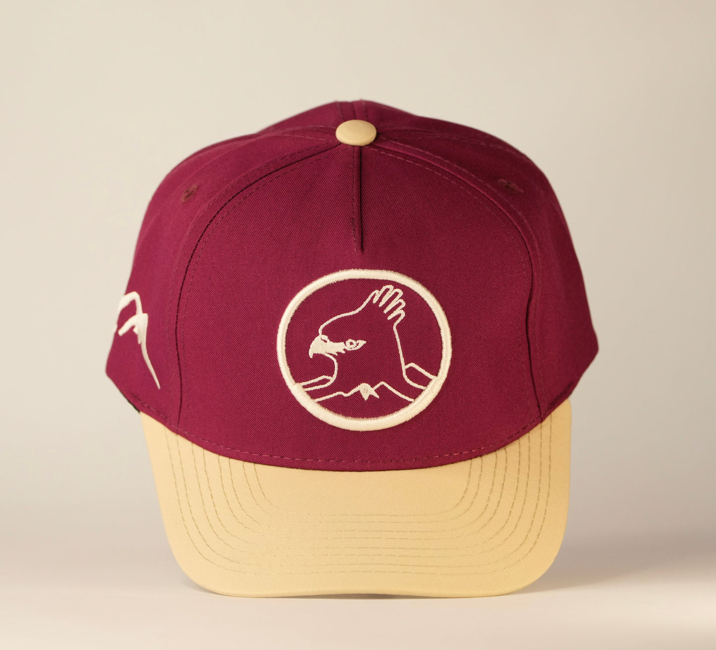 Gorra Spizaetus clasica - vinotinto y beige