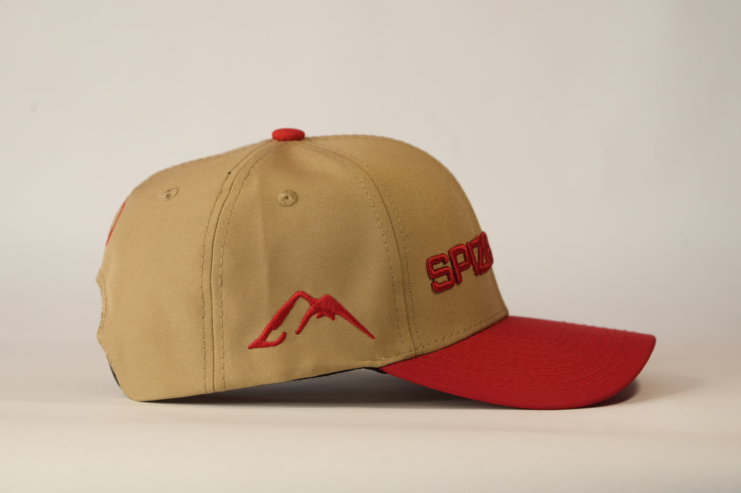 Gorra Spizaetus en relieve – roja y beige