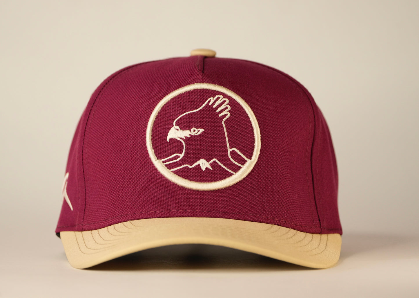 Gorra Spizaetus clasica - vinotinto y beige